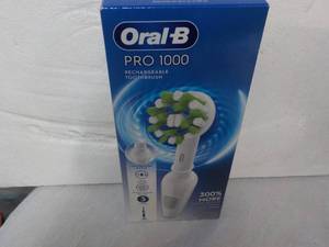 lot 79 image: Oral B Pro 1000 Brush Heads...