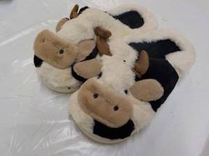 lot 186 image: Cow Cotton Slippers Womens size 6...