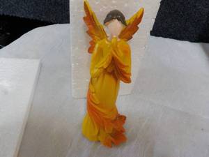 lot 212 image: Willow Tree Figurine 6 Tall...