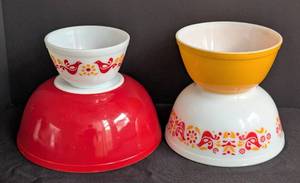 lot 7 image: Pyrex Friendship Mixing Bowl Set