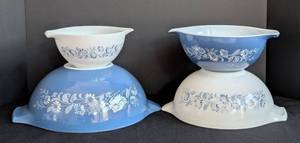 lot 29 image: Pyrex Colonial Mist Mixing Bowl Set
