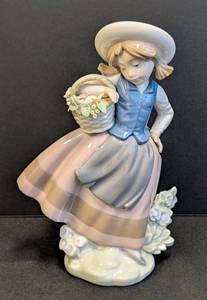 lot 48 image: Lladro Sweet Scent Porcelain Figurine