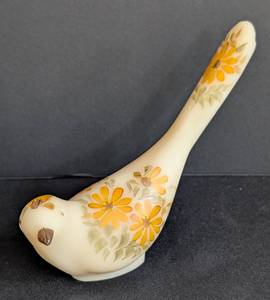 lot 43 image: Fenton Hand Painted Glass Bird Figurine