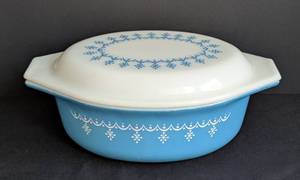 lot 58 image: Pyrex Snowflake Garland Covered Dish