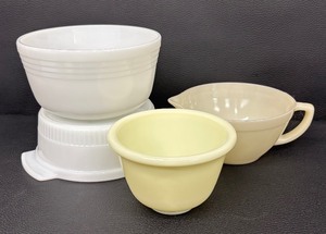 lot 78 image: Set of 3 Vintage Mixing Bowls including Fire King