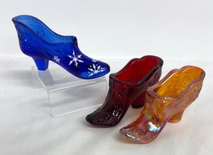 lot 80 image: Three Vintage Fenton Glass Shoe Figurines