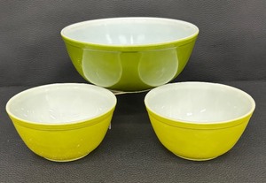 lot 83 image: Vintage Verde Green Pyrex Mixing Bowl and Two Vintage Yellow Pyrex Mixing Bowls