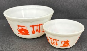 lot 86 image: Two Hazel Atlas Orange Kitchen Aids  Dutch Treat Scalloped Rim Bowls