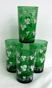 lot 87 image: Set of Four Vintage Anchor Hocking Green Grapes and Leaves Glass Tumblers