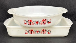 lot 91 image: Two Vintage Mid Century Fire King Primrose Baking Dishes