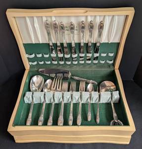 lot 41 image: Rogers Bros First Love Silver Plated Flatware Set