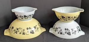 lot 88 image: Pyrex Gooseberry Mixing Bowl Set