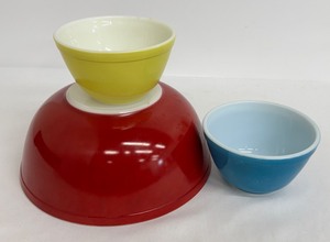 lot 40 image: Set of 3 Vintage Pyrex Mixing Bowls in Red, Yellow, and Blue