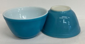 lot 97 image: Pair of Vintage Pyrex Blue 1.5 Pint Mixing Bowls
