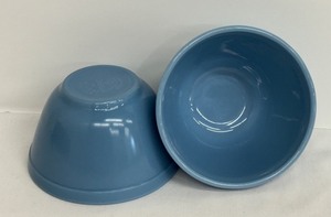 lot 103 image: Set of 2 Vintage Pyrex Mixing Bowls in Blue