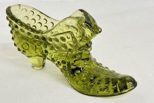 lot 106 image: Vintage Fenton Green Glass Cat Head Shoe Figurine