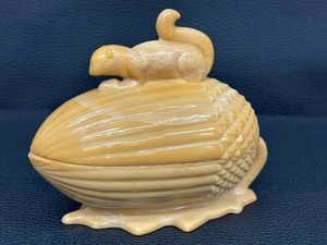 lot 108 image: Caramel Slag Glass Covered Squirrel Dish by LE Smith