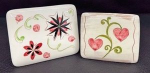 lot 116 image: Pair of Vintage Stangl Pottery Trinket Boxes with Floral and Heart Designs