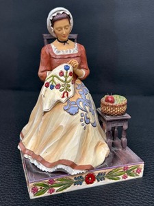 lot 118 image: Jim Shore Williamsburg One Stitch At A Time Figurine