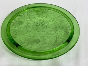 lot 119 image: Vintage Green Depression Jeanette Sunflower Daisy Glass Plate