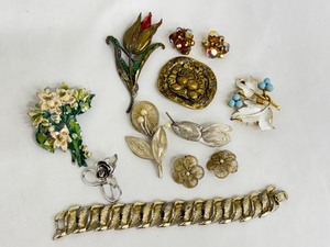 lot 120 image: Lot of Vintage Brooches and Jewelry