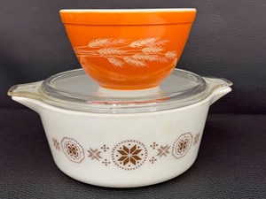 lot 125 image: Vintage Pyrex Wheat Orange Bowl and Covered Casserole