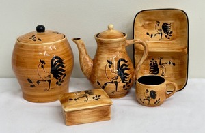 lot 134 image: Pennsbury Pottery Kitchenware Set with Rooster Design