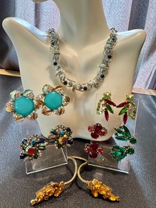 lot 26G image: Collection of Vintage Sparkling Jewelry Pieces
