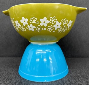 lot 132 image: Vintage Pyrex Spring Blossom 1 12 Qt Casserole Dish and Pyrex Turquoise Blue Mixing Bowl