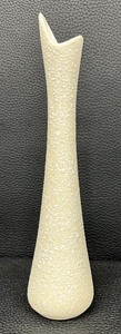 lot 136 image: Vintage MCM China Craft Splatter Bud Vase