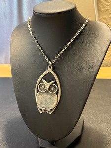 lot 18C image: Vintage Owl Pendant Necklace with 24-Inch Chain