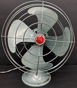 lot 150 image: Vintage 12 GE Metal Cage Desk or Table Fan