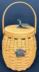 lot 156 image: Longaberger October Fields Pumpkin Lidded Basket with Plastic Liner - 2000