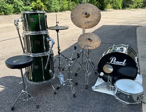 lot 72S image: Pearl Five Piece Drum Set