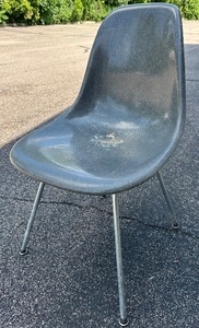 lot 52A image: MCM Eames Molded Fiberglass Grey Side Chair DSX - Designed by Charles and Ray Eames for Herman Miller