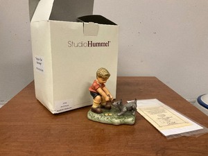 lot 12 image: Studio Hummel Tugging at your heart strings.