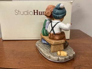 lot 19 image: Studio Hummel Warming Up