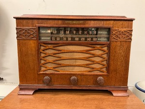 lot 21 image: General Electric Treasure Chest Radio