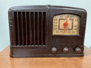 lot 22 image: Mantola Broadcast Radio
