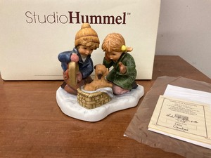 lot 26 image: Studio Hummel Holiday Surprise 2001