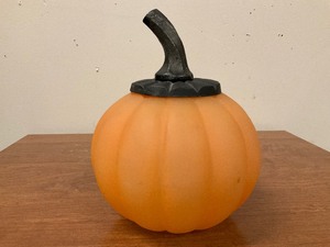 lot 35 image: Glass pumpkin with lid