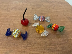 lot 38 image: 5 Pieces of Glass Candy