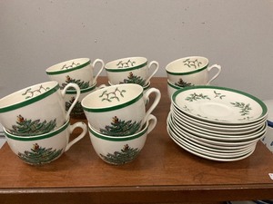 lot 44 image: 10 Piece cup and saucer set Spode England Holiday Set