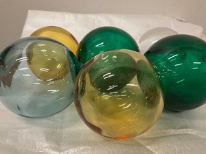 lot 51 image: 6 handblown glass balls