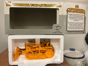 lot 92 image: Ertl 116th Scale International T-340 with Bullgrader