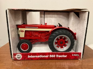 lot 93 image: Ertl 116th Scale International 560 Tractor
