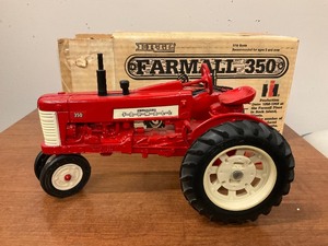 lot 96 image: Ertl Farmall 350 Tractor 116th Scale