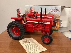 lot 98 image: Ertl Foxfire Farm Farmall 826 Tractor with lady farmer