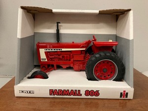 lot 100 image: Ertl Farmall 806 Tractor 116th Scale