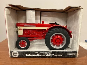 lot 101 image: Ertl Collector Edition International 660 Tractor 116th scale